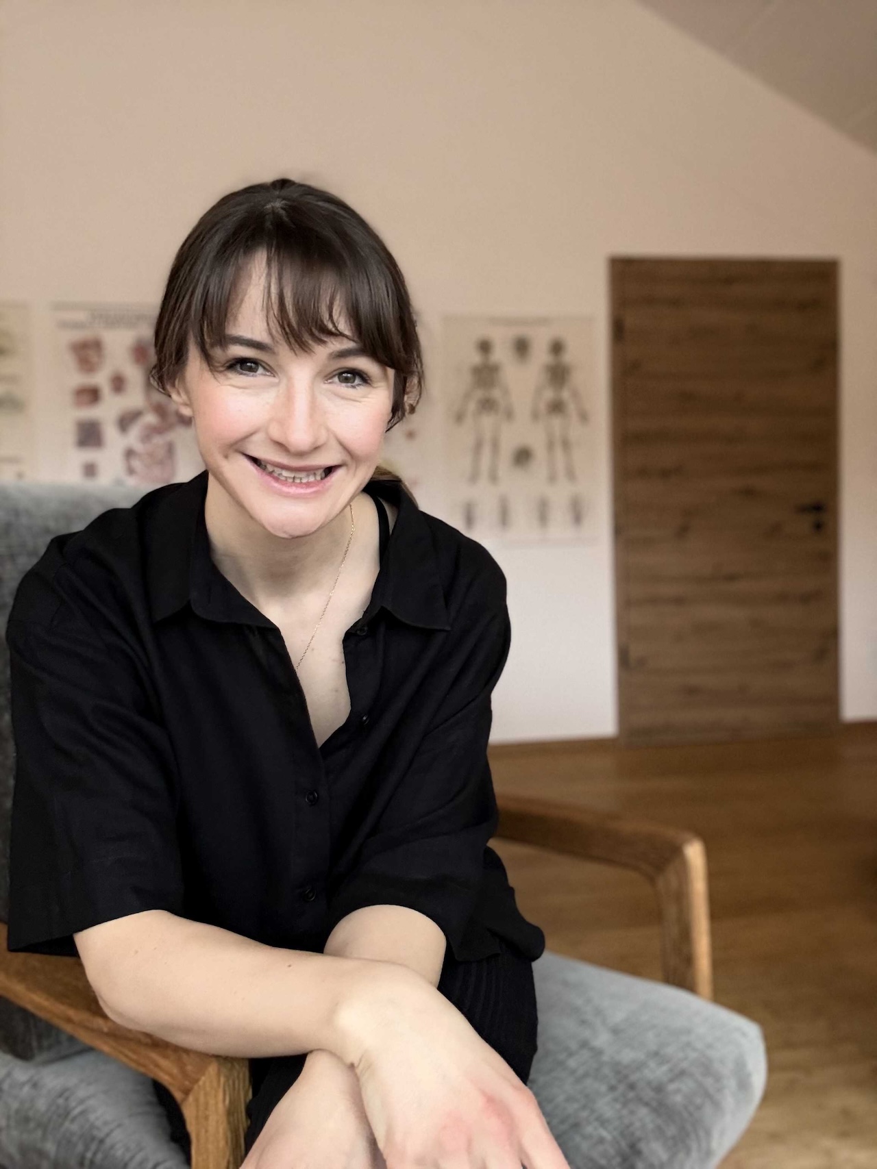 Martina Möller in ihrer Praxis für Osteopathie